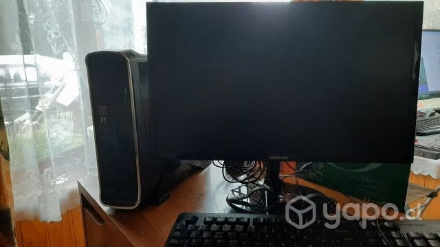Computador de Escritorio con Monitor y teclado