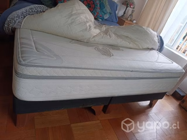 Cama king con respaldo y veladores