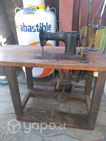 Máquina de cocer antigua con motor