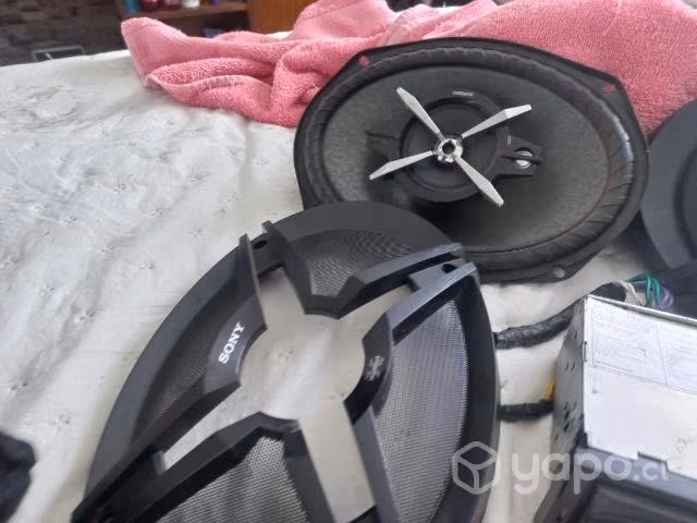 parlantes y radio en buen estado