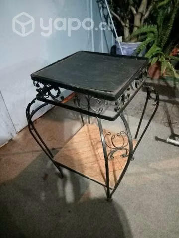Parlantes, mesa de arrimo de fierro y otros