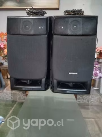 Parlantes, mesa de arrimo de fierro y otros