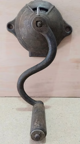 Antiguo molinillo de cafe con montaje para pared