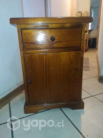 2 Veladores de madera marca Rosen