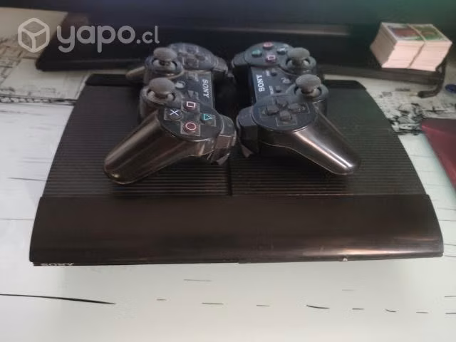 Play 3 slim con 4 juegos y 2 mandos