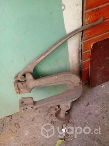 Antigua guillotina falta la hoja que corta