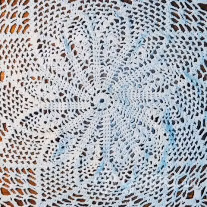 Pureza y Estilo: Centro de Mesa a Crochet Blanco - Imagen 2