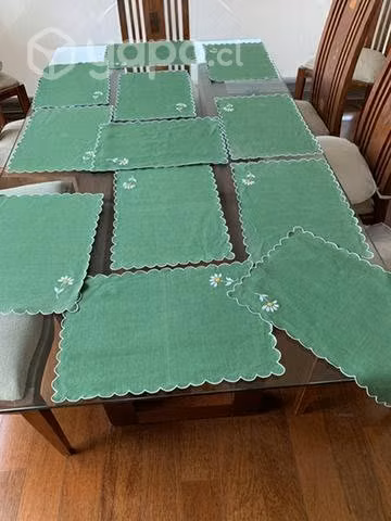 12 Individuales de Lino verdes bordados y feston
