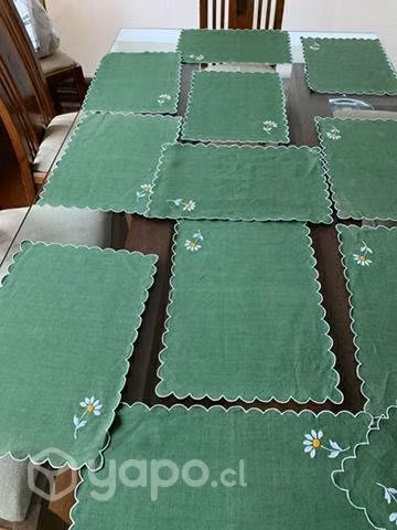 12 Individuales de Lino verdes bordados y feston