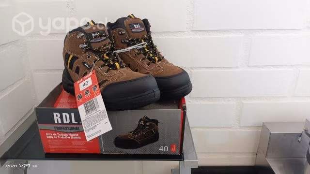 Zapatos de seguridad sin uso con caja y etiqueta