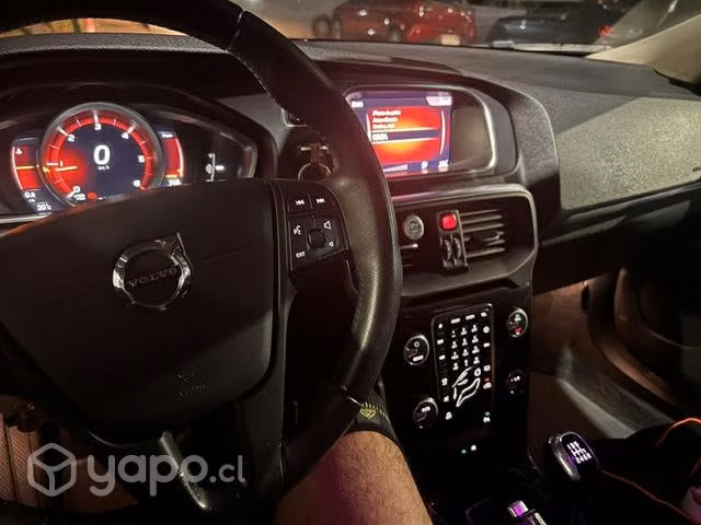 Volvo auto v40 2019