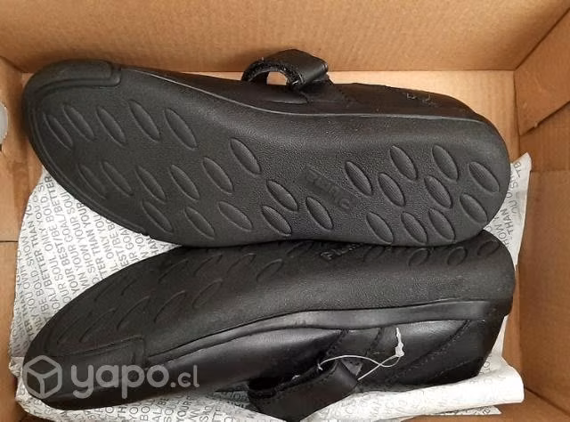 Zapato escolar niña marca Pluma n36
