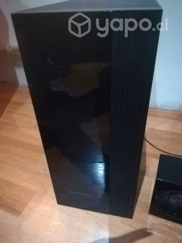 Woffer Samsung con parlantes pequeños de sonidos