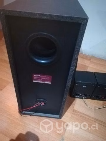 Woffer Samsung con parlantes pequeños de sonidos