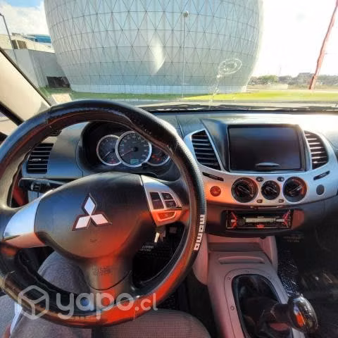 Mitsubishi l200 2015