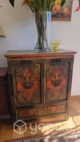 Mueble asiático de madera pintado