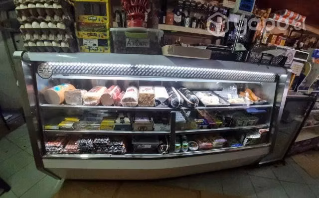 Mesón vitrina refrigerado marca Cousiño