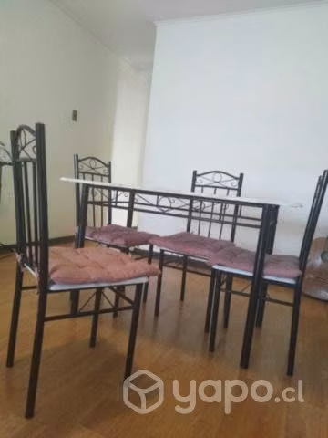 Comedor cuatro sillas usado