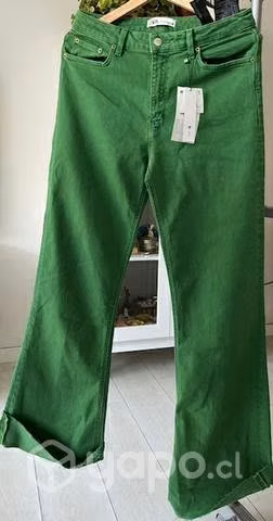 Jeans y cartera verde Zara