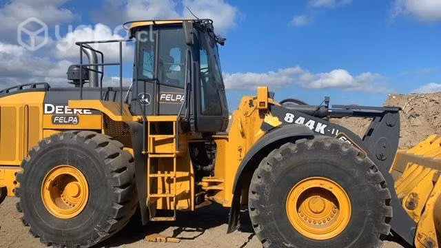 John Deere 844