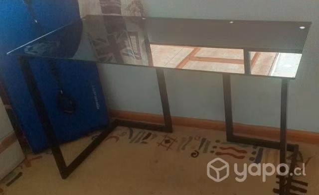 Escritorio casi nuevo metal y cubierta de cristal