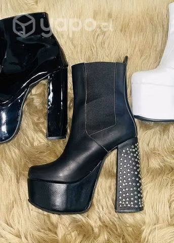 Botas negras con tachas