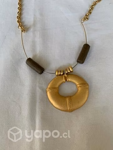 Collar dorado y café con adornos de madera - Imagen 3
