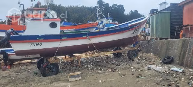 Bote de madera con permiso de pesca
