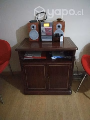 Rack excelente estado, color caoba, madera noble