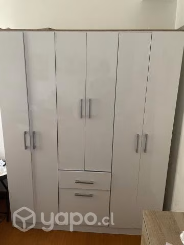 Closet blanco tres puertas