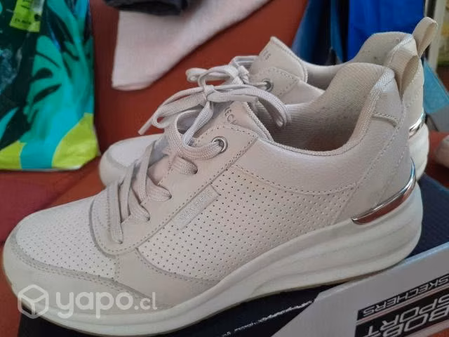 Hermosos zapatos color crema marca skechers