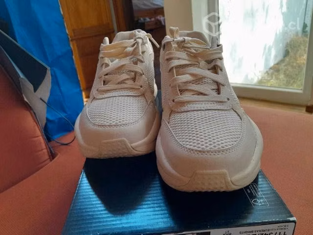 Hermosos zapatos color crema marca skechers