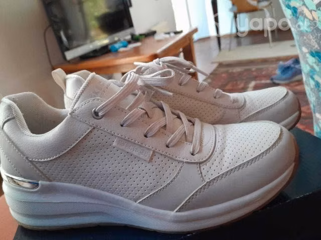 Hermosos zapatos color crema marca skechers