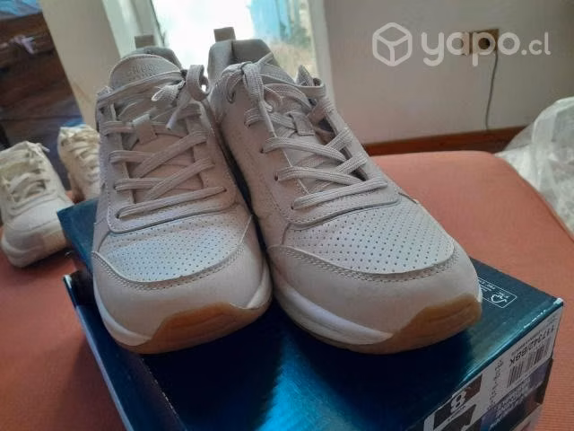 Hermosos zapatos color crema marca skechers