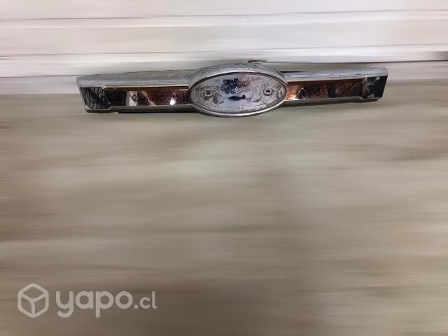 Bisel cromado central de mascara ford ranger 15-18