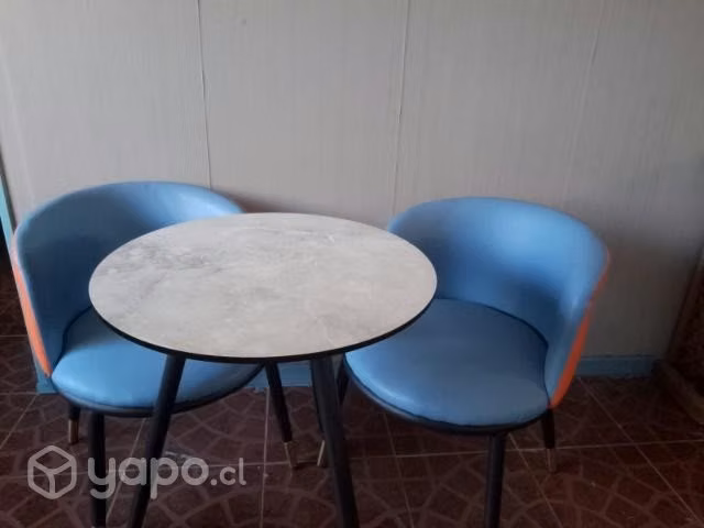 Juego de mesa con dos sitiales de eco cuero.