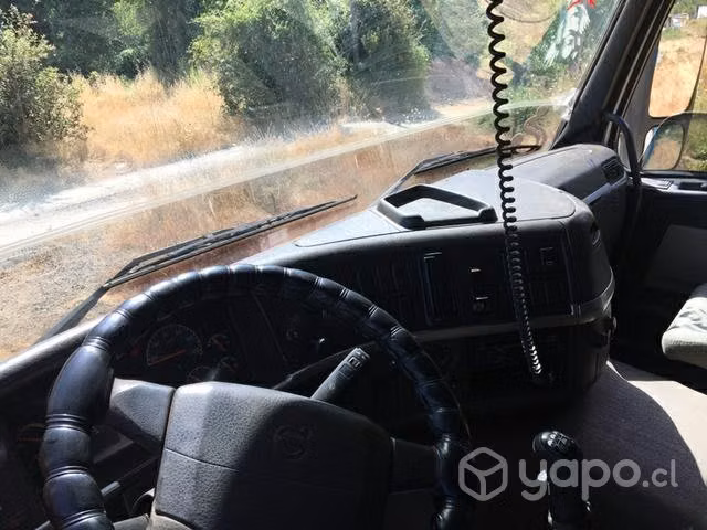 Camión Volvo 380 con carro