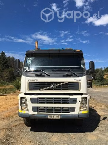 Camión Volvo 380 con carro