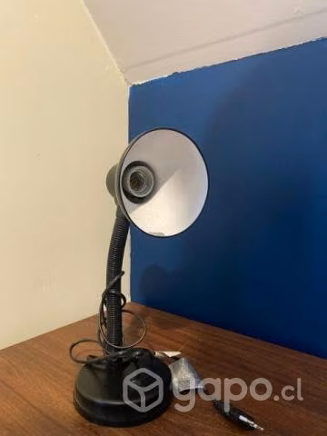 Escritorio silla y lámpara