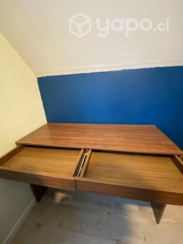 Escritorio silla y lámpara