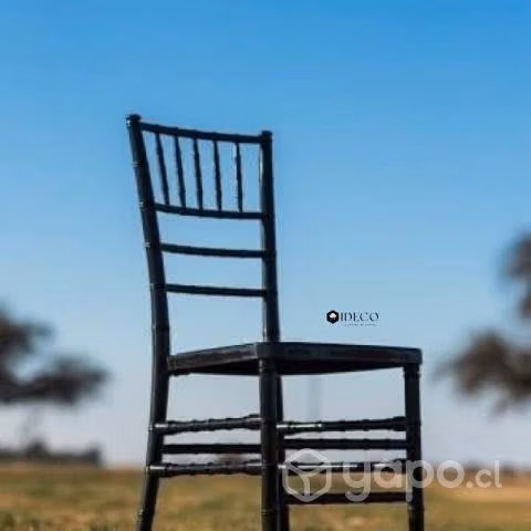 Silla chiavari negra resistente y apilable