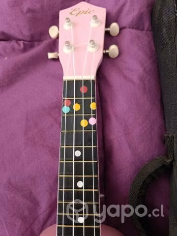 Ukelele con su estuche