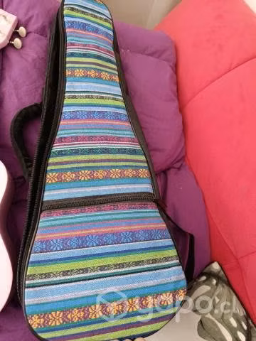 Ukelele con su estuche