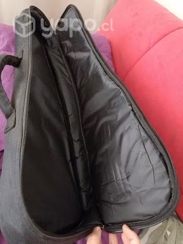 Ukelele con su estuche