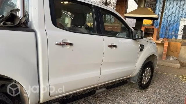 Vendo camioneta Ford en muy buen estado.