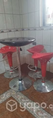 Mesa de. Bar con 3 sillas regulables