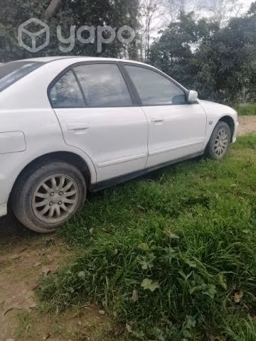 Mitsubishi Galant año 2001