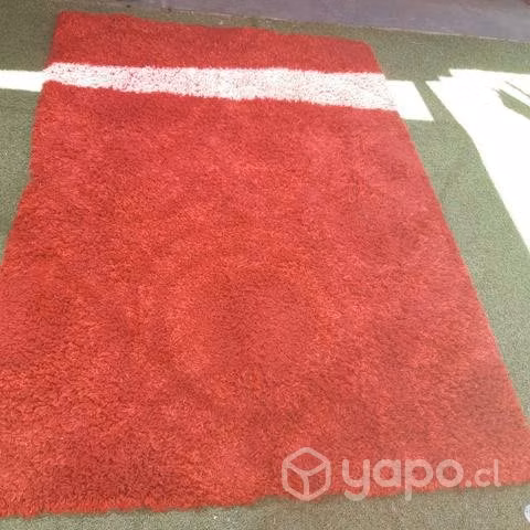 Alfombra roja pelo largo muy buen estado