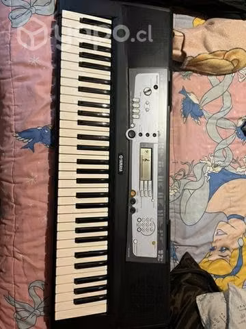 Teclado marca YAMAHA