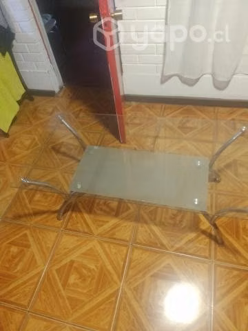 Mesa de vidrio con patas de metal